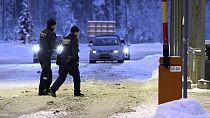  يسير حرس الحدود الفنلندي عند نقطة تفتيش فاليما الحدودية بين فنلندا وروسيا في فيرولاهتي، فنلندا، في 15 ديسمبر 2023.
