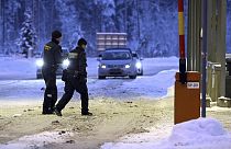  يسير حرس الحدود الفنلندي عند نقطة تفتيش فاليما الحدودية بين فنلندا وروسيا في فيرولاهتي، فنلندا، في 15 ديسمبر 2023.