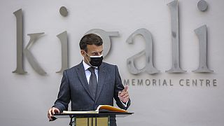 الرئيس الفرنسي إيمانويل ماكرون يتحدث بجوار موقع النصب التذكاري للإبادة الجماعية في العاصمة كيغالي، رواندا
