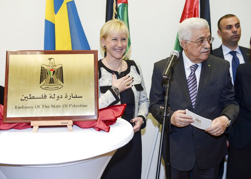 Filistin lideri Mahmud Abbas, Stockholm'de Filistin Büyükelçiliği'nin açılışı sırasında İsveç Dışişleri Bakanı Margot Wallstrom (solda) ile. 10 Şubat 2015