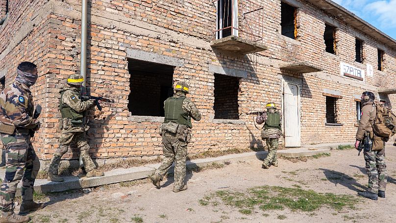 Soldados ucranianos recebem treino militar das forças francesas através de EUMAM, na Polónia.