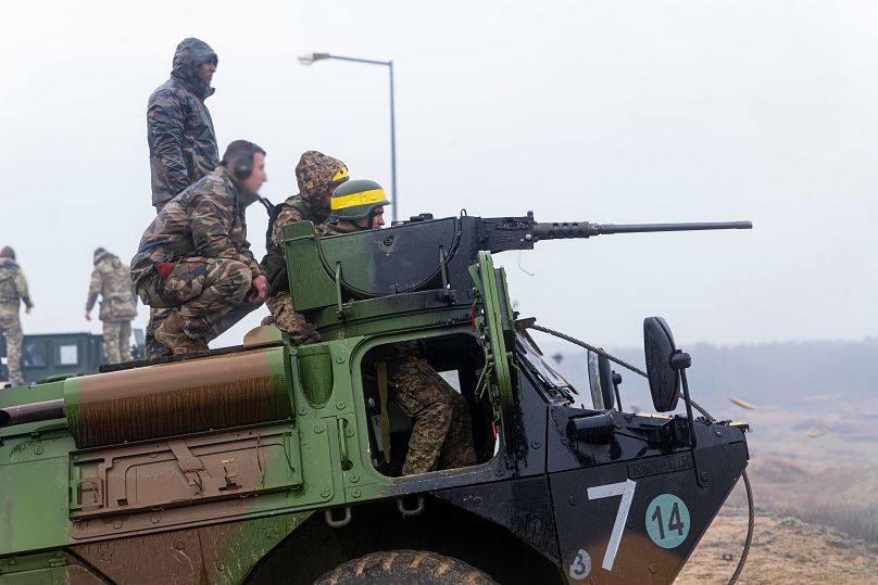 Soldados ucranianos recebem treino de militares franceses como parte da EUMAM, na Polónia.