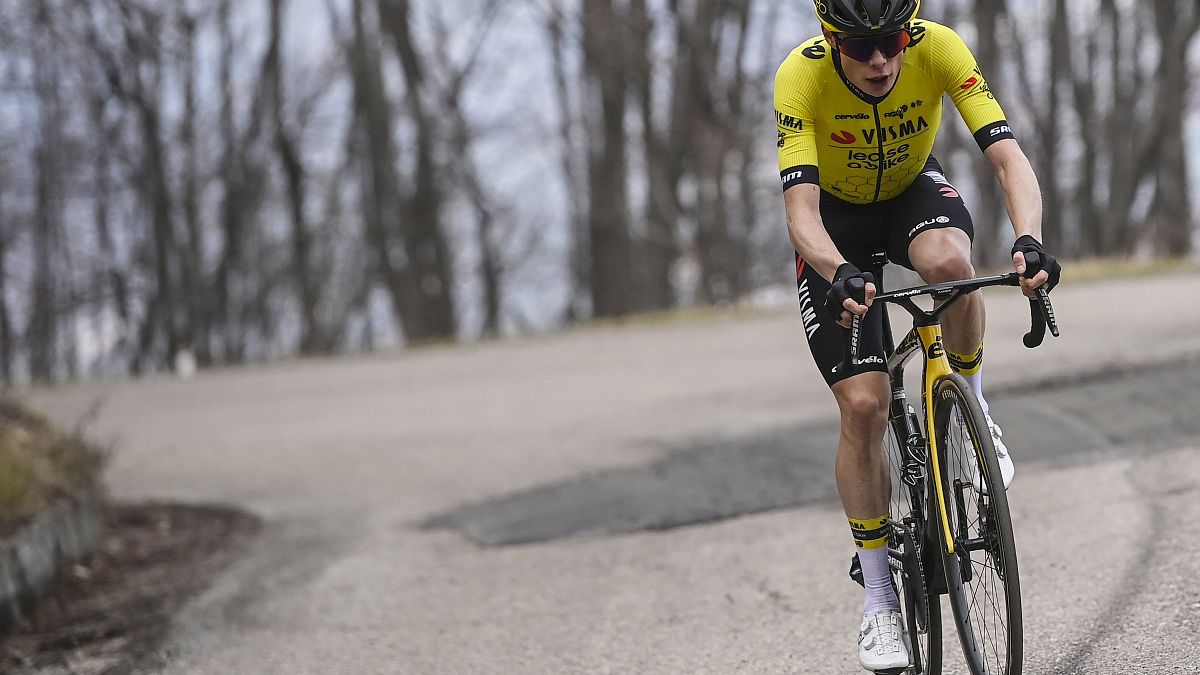 ARCHIVO: El danés Jonas Vingegaard pedalea camino de ganar la quinta etapa de la carrera ciclista Tirreno Adriático el 8 de marzo de 2024