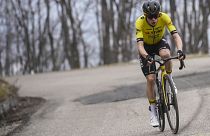 ARCHIVO: El danés Jonas Vingegaard pedalea camino de ganar la quinta etapa de la carrera ciclista Tirreno Adriático el 8 de marzo de 2024