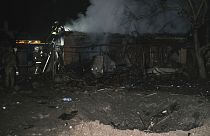 Спасатели тушат пожар после удара российского дрона по жилому кварталу в Харькове (Украина) 4 апреля 2024 года. 