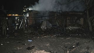 Des secouristes éteignent un incendie après une attaque de drone russe sur un quartier résidentiel de Kharkiv, en Ukraine, le 4 avril 2024.