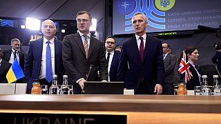 El secretario general de la OTAN, Jens Stoltenberg, habla con el ministro de Asuntos Exteriores de Ucrania, DmItro Kuleba, durante la cumbre de la OTAN en Bruselas