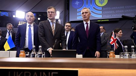 El secretario general de la OTAN, Jens Stoltenberg, habla con el ministro de Asuntos Exteriores de Ucrania, DmItro Kuleba, durante la cumbre de la OTAN en Bruselas