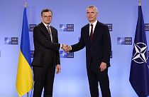NATO-Generalsekretär Jens Stoltenberg (rechts) schüttelt dem ukrainischen Außenminister Dmytro Kuleba vor einem Treffen des NATO-Ukraine-Rates in Brüssel die Hand.