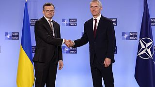 NATO-Generalsekretär Jens Stoltenberg (rechts) schüttelt dem ukrainischen Außenminister Dmytro Kuleba vor einem Treffen des NATO-Ukraine-Rates in Brüssel die Hand.