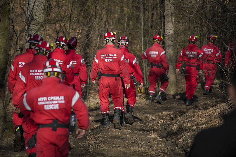 فريق إنقاذ الشرطة الصربية يقوم بتفتيش غابة بالقرب من بور، صربيا، الجمعة 29 مارس 2024.