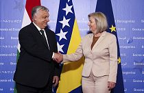 Imagen del primer ministro húngaro, Viktor Orbán, junto a la presidenta del Consejo de Ministros de Bosnia-Herzegovina, Borjana Kristo, antes de su reunión en Sarajevo.