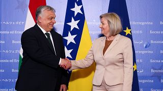 Macaristan Başbakanı Orban, Bosna Hersek Bakanlar Konseyi Başkanı Kristo ile Saraybosna'da gerçekleştirecekleri görüşme öncesinde el sıkışıyor, 4 Nisan 2024