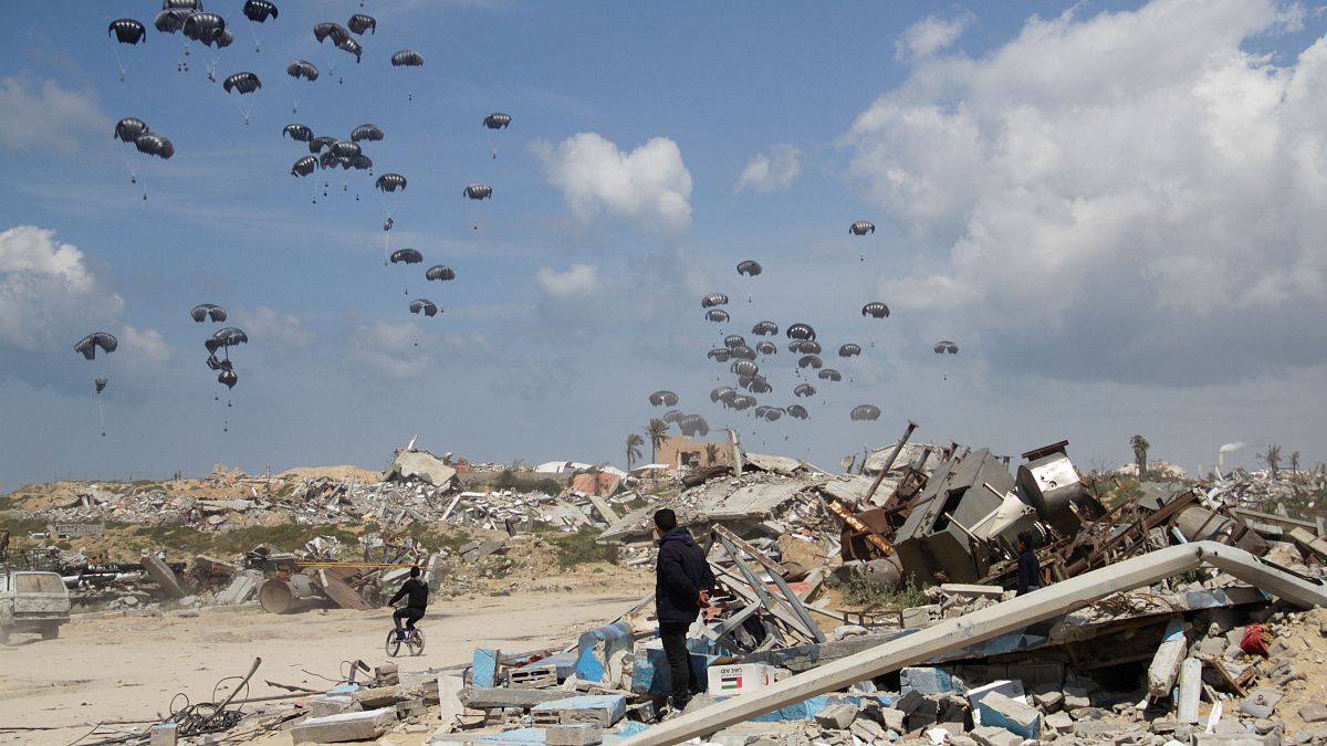 إنزال جوي للمساعدات الغذائية على قطاع غزة