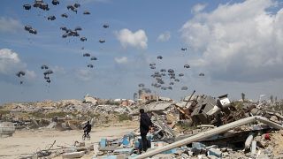 إنزال جوي للمساعدات الغذائية على قطاع غزة
