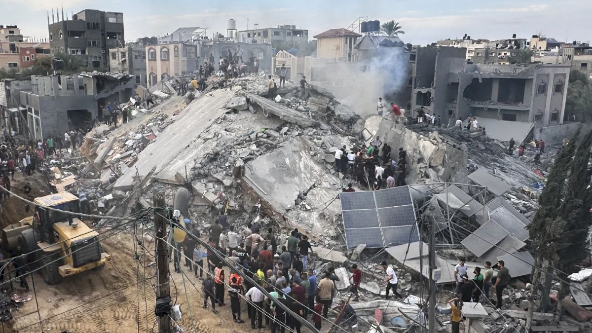 İsrail ordusunun Gazze'ye düzenlediği hava saldırısı sonucu enkaza dönen binalar