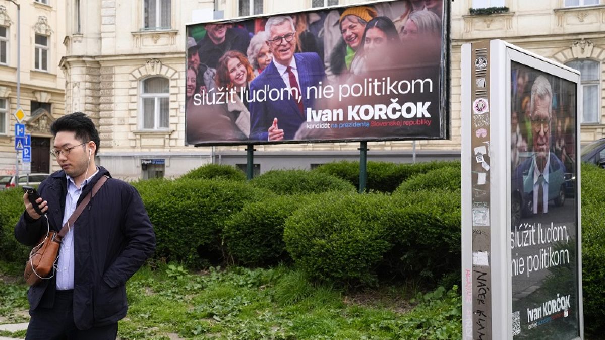 Carteles de la campaña de la elecciones presidenciales de Eslovaquia, en Bratislava