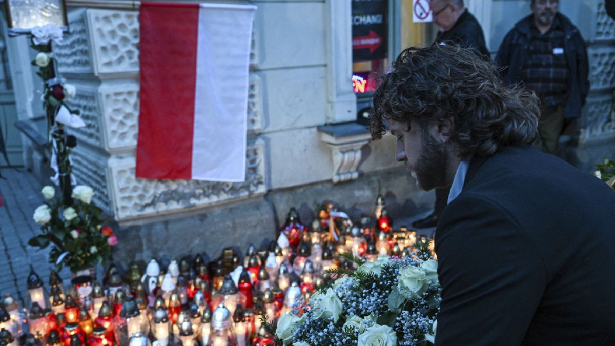 Candele e fiori in onore di Damian Soból, l'operatore umanitario polacco tra i sette uccisi da un attacco israeliano a Gaza, Przemysl, Polonia sud-est, 4 aprile 2024 