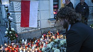 Candele e fiori in onore di Damian Soból, l'operatore umanitario polacco tra i sette uccisi da un attacco israeliano a Gaza, Przemysl, Polonia sud-est, 4 aprile 2024 