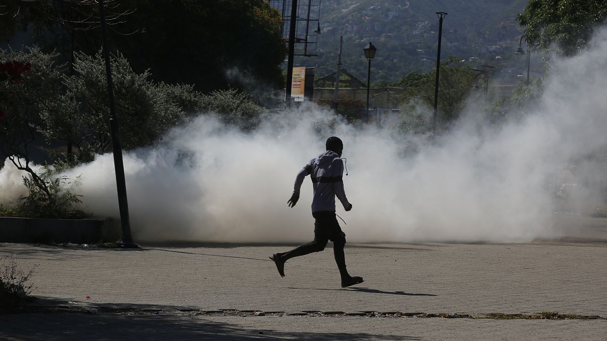 Heavy gunfire near Haiti's presidential palace sparks panic among residents thumbnail