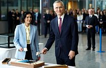 Il Segretario Generale della NATO Jens Stoltenberg, a destra, e il Ministro degli Esteri belga Hadja Lahbib presso il quartier generale della NATO a Bruxelles, giovedì 4 aprile 2024