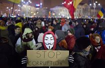 Un manifestant masqué pour dénoncer la corruption