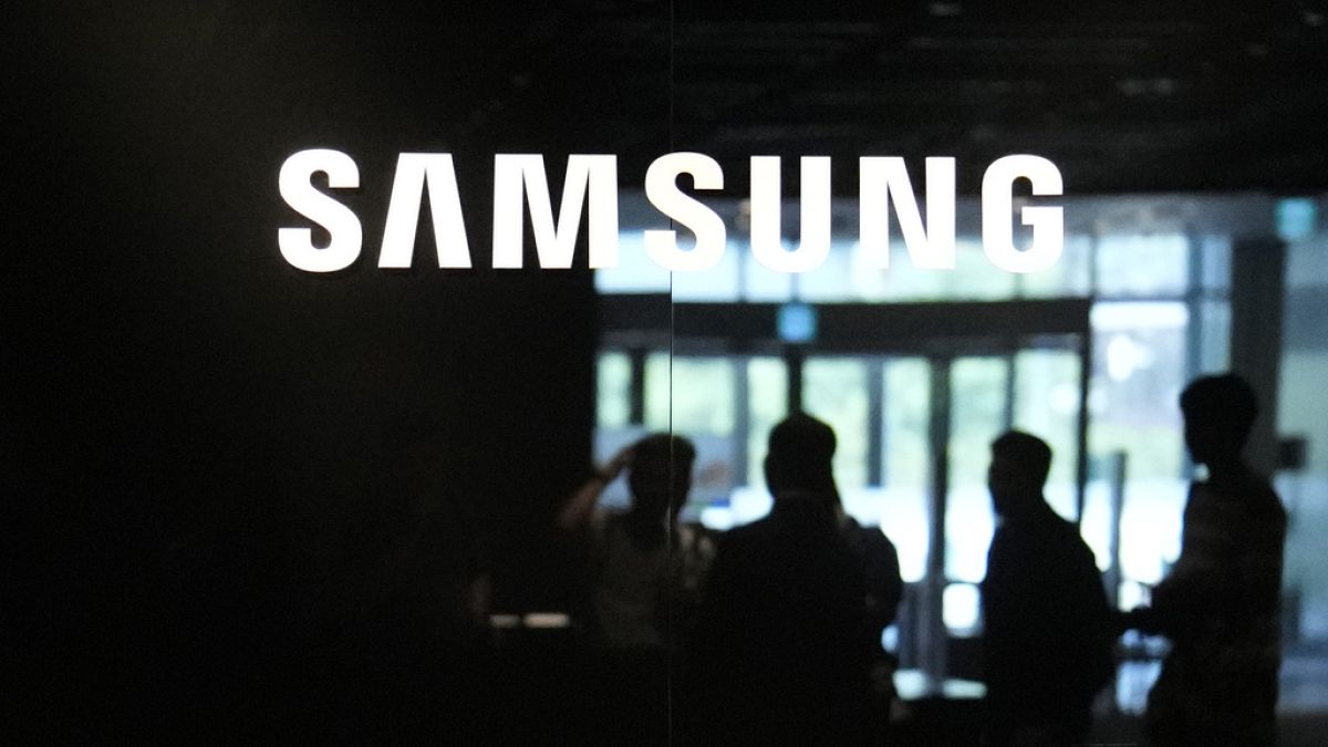 Samsung forecasts 10-fold surge in profits as chip downturn eases thumbnail