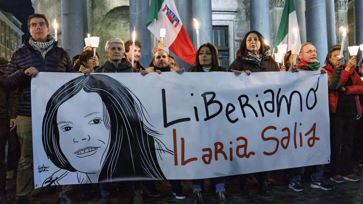 L’italiana Ilaria Salis, accusata di aver aggredito due neonazisti in Ungheria, si è presentata in Europa
