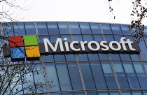 Το λογότυπο της Microsoft απεικονίζεται έξω από τα κεντρικά γραφεία στο Παρίσι.