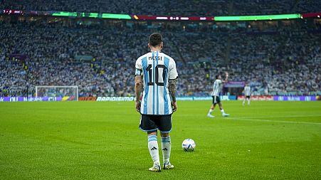 FILE - Argentinski igrač Lionel Messi priprema se napucati loptu tijekom nogometne utakmice skupine C Svjetskog prvenstva između Argentine i Meksika, 26.11.22.  odgovarati 