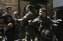 Polizia di frontiera israeliana si scontra con i fedeli musulmani dopo l'ultima preghiera del venerdì del mese di Ramadan, svoltasi nella Moschea al-Aqsa di Gerusalemme
