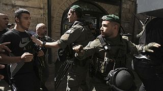 Polizia di frontiera israeliana si scontra con i fedeli musulmani dopo l'ultima preghiera del venerdì del mese di Ramadan, svoltasi nella Moschea al-Aqsa di Gerusalemme