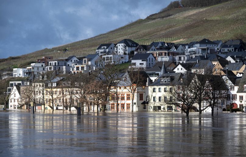 La crue de la Moselle a atteint de nombreuses maisons le long des berges dans le quartier de Kues et a inondé les étages inférieurs et les caves à Bernkastel-Kues, Allemagne