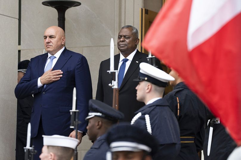 وزیر دفاع ایتالیا (چپ) در سفر به واشنگتن و دیدار با همتای آمریکایی خود در تاریخ ۲۳ ژوئن ۲۰۲۳