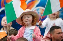 Ένα παιδί ανεμίζει την ιρλανδική σημαία σε παρέλαση στο Μπέλφαστ της Βόρειας Ιρλανδίας
