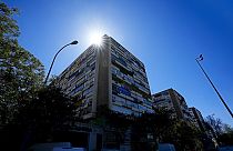 ARCHIVO: El sol brilla detrás de bloques de viviendas en Madrid, España, en abril de 2023.