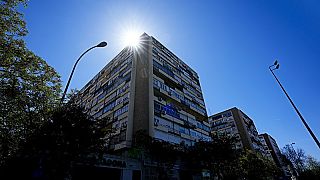ARCHIVO: El sol brilla detrás de bloques de viviendas en Madrid, España, en abril de 2023.