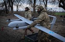 جنود أوكرانيون يستعدون لتشغيل الطائرة المسيرة بوسيدون إيتش10 قرب باخموت، دونيتسك، أوكرانيا. 2024/03/26