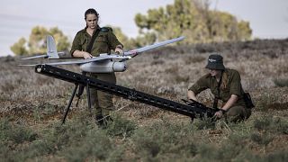 جنديتان إسرائيليتان تستعدان لإطلاق طائرة مسيرة في سماء غزة. 2020/08/21