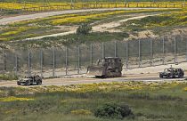 جرافة تابعة للجيش الإسرائيلي بالقرب من حدود قطاع غزة جنوب إسرائيل