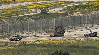 جرافة تابعة للجيش الإسرائيلي بالقرب من حدود قطاع غزة جنوب إسرائيل