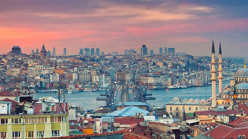 Isztambul látképe a Boszporusszal és a Galata-toronnyal