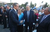 Ο πρωθυπουργός και πρόεδρος της ΝΔ Κυριάκος Μητσοτάκης (Α) ανταλλάσσει χαιρετισμό με τον Αντώνη Σαμαρά και τον Κώστα Καραμανλή (Δ) κατά την άφιξή του στο Ζάππειο Μέγαρο