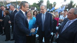 Ο πρωθυπουργός και πρόεδρος της ΝΔ Κυριάκος Μητσοτάκης (Α) ανταλλάσσει χαιρετισμό με τον Αντώνη Σαμαρά και τον Κώστα Καραμανλή (Δ) κατά την άφιξή του στο Ζάππειο Μέγαρο