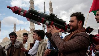 یک طرفدار حوثی با ماکت یک راکت در راهپیمایی جمعه آخر ماه رمضان 