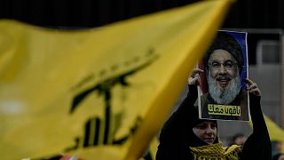 یک طرفدار حزب‌الله با تصویر حسن نصرالله در دست،‌ روز قدس، ۵ آوریل