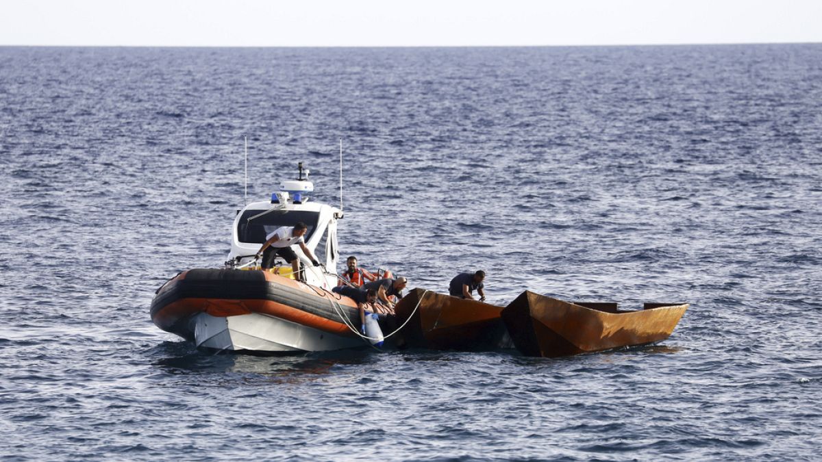 Lampedusa sopraffatta dopo aver accolto più di 1.000 migranti in un giorno
