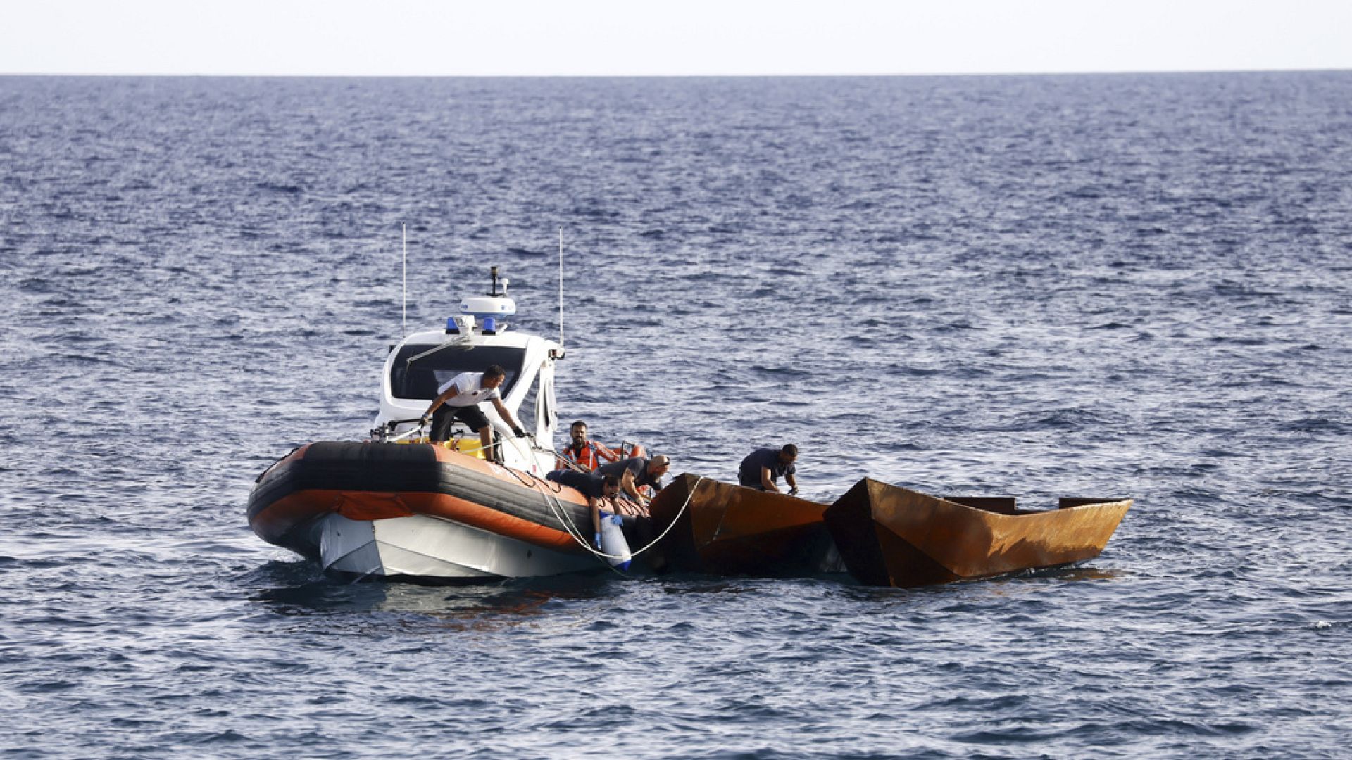 Lampedusa Overwhelmed After Receiving Over 1000 Migrants In A Day 