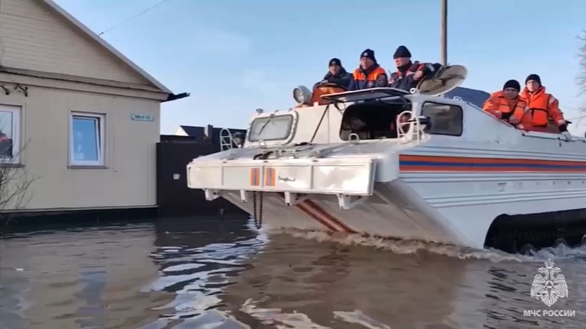 11,000 people evacuated due to imminent risk of flooding in Russia thumbnail