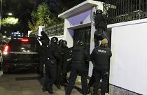 الشرطة الإكوادورية تقتحم السفارة المكسيكية